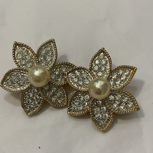 Clip On Gold Tone Diamond Leaf Pearl Earrings - Picture 5 of 6